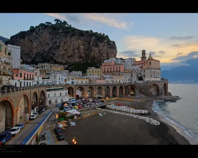 Город и пляжа Атрани старые на побережье Амальфи, Неаполь, Италия. Стоковое  Изображение - изображение насчитывающей италия, утес: 168515963