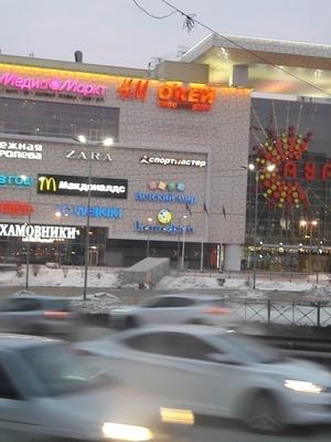 В новосибирском ТРЦ «Аура» во время работы магазина рухнула вывеска с  указателями - KP.RU
