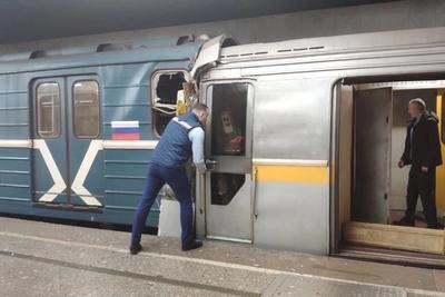 Машиниста зажало в кабине, пять пассажиров ранены. В метро Москвы  столкнулись поезда - Газета.Ru