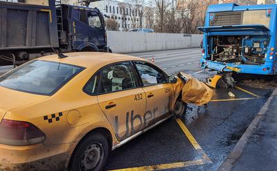На севере Москвы в ДТП с такси и автобусом погиб человек — РБК