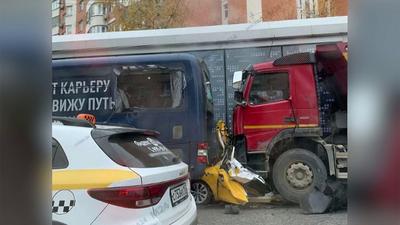 Автомобиль перевернулся после ДТП на Ленинградском проспекте в Москве -  KP.RU