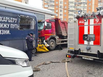 Грузовик раздавил такси в Москве - видео