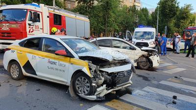Стали известны подробности задержания водителя самосвала, который расплющил  такси с людьми в центре Москвы - KP.RU