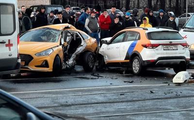 Самосвал раздавил такси, убив двух человек. Виновник ДТП сбежал - Газета.Ru