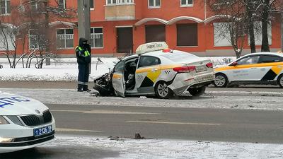 Два человека погибли в Москве при столкновении такси и машины каршеринга —  РБК