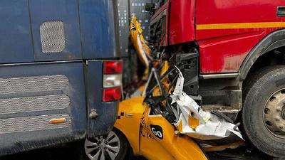 Крупная авария с участием \"ГАЗели\" произошла на Киевском шоссе в Москве -  KP.RU