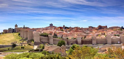 Панорамный вид исторического города Авила от Mirador Cuatro Postes, Испании  Стоковое Изображение - изображение насчитывающей история, камень: 136571693