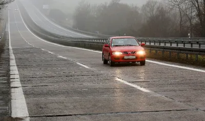 Движение на немецком шоссе. Немецкие автобаны не имеют общие ограничения  скорости и как пятая самая длинная система шоссе. Франкфу Редакционное  Изображение - изображение насчитывающей осени, трасса: 202273160