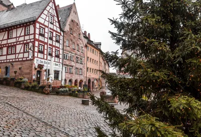 Бамберг. Панорамный Вид На Старую Ратушу Бамберга (Altes Rathaus) С Двумя  Мостами Через Реку Регниц, Бавария, Германия Фотография, картинки,  изображения и сток-фотография без роялти. Image 87551375