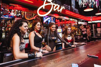 COYOTEUGLY – Легендарный бар «Гадкий Койот» в Казани! Тот самый  антигламурный бар, где заправляют культовые героини, «койотки» −  привлекательные, озорные барменши с характером, которые сводят с ума гостей  в атмосфере необузданного веселья!