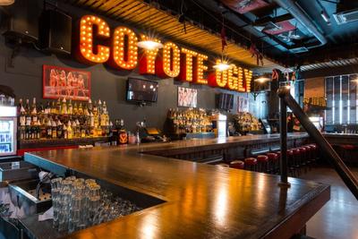 Бар Гадкий Койот (Coyote Ugly) на улице Арбат (м. Арбатская): меню и цены,  отзывы, адрес и фото - официальная страница на сайте - ТоМесто Москва