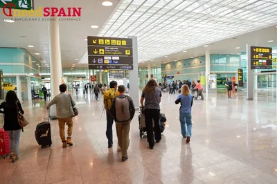 Барселона, Испания - 23 Мая 2015: Терминал T2 Аэропорта Эль-Прат-Барселона.  Этот Аэропорт Был Открыт В 1963 Году Аэропорт Является Одним Из Крупнейших  В Европе. Фотография, картинки, изображения и сток-фотография без роялти.  Image