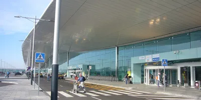 BARCELONA, SPAIN - CIRCA NOVEMBER, 2015: Inside Barcelona Airport.  Barcelona-El Prat Airport Is An International Airport. It Is The Main  Airport Of Catalonia, Spain. Фотография, картинки, изображения и  сток-фотография без роялти. Image