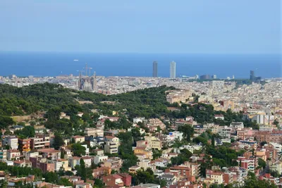 БАРСЕЛОНА, ИСПАНИЯ - Дек 25: Вид Сверху Барселоне Парк Гуэль На Закате.  Барселона Является Столицей Каталонии В Испании И 2-й По Величине Город  Страны, С Населением 1,6 Млн. Фотография, картинки, изображения и