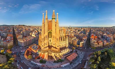 Отдых в Испании Барселона - Барселона – это город несравненных  архитектурных изысков, одна из столиц модерна. Творения Антонио Гауди  занимают в городском пространстве центральное место. Ммиллионы туристов  едут в Барселону, чтобы своими