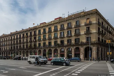 Барселона, Испания по улицам много главных достопримечательностей  Редакционное Фото - изображение насчитывающей зодчества, метрополия:  178078021