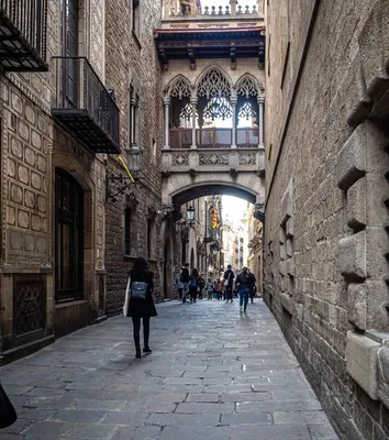Барселона испания генеральная улица и вид на здание с улиц барселоны. |  Премиум Фото