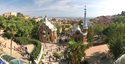 Amazing Sрin Sаmurаi - Парк Гуэль (Барселона) Находится на окраине  Барселоны. Его обустройство началось в 1901 году. Проектом парка занимался  и Антонио Гауди. Самой известной достопримечательностью парка является  огромная извилистая скамейка, сделанная