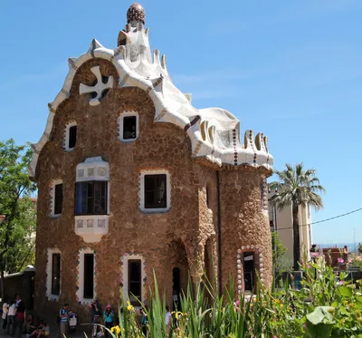 Барселона: билеты и экскурсия в парк Гуэля и храм Саграда Фамилия |  GetYourGuide