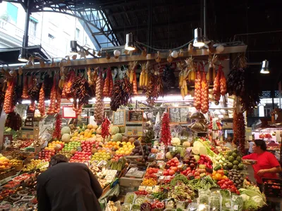 Рынок Бокерия, Испания, Барселона. Mercat de Sant Josep de la Boqueria - « Бокерия-чрево Барселоны.Своеобразный и атмосферный рынок.Гроздья  хамона,морские гады,фрукты и овощи.Налетай!!!» | отзывы
