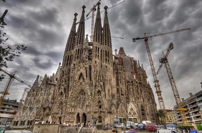 БАРСЕЛОНА, ИСПАНИЯ - 8-ОЕ ОКТЯБРЯ: Собор Sagrada Familia Ла Редакционное  Изображение - изображение насчитывающей христианство, отражение: 45577160