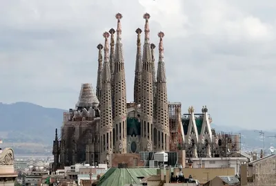 В Барселоне завершили строительство новой башни в соборе Саграда-Фамилия