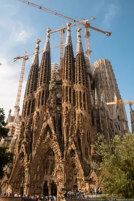 Собор Sagrada Familia Ла, Барселона, Испания Редакционное Стоковое  Изображение - изображение насчитывающей сад, достопримечательностью:  114052949
