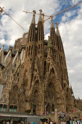 Собор святого семейства La. Оно предназначено архитектора антонио гауди и  строение с 1882 года в Барселоне, Испания Редакционное Стоковое Изображение  - изображение насчитывающей город, христианство: 185954779