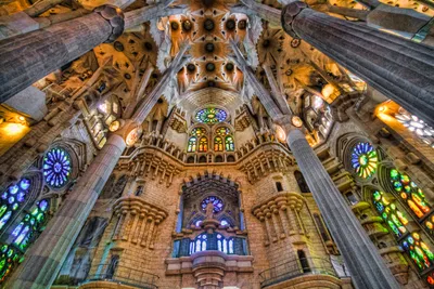 БАРСЕЛОНА, Испания - Апрель 2019: Sagrada Familia Антонио Гауди, знаменитый  испанский собор, отражающийся в пруду после захода солнца. Церковь все еще  строится с 1882 года – Стоковое редакционное фото © dan.grytsku.gmail.com  #280261132