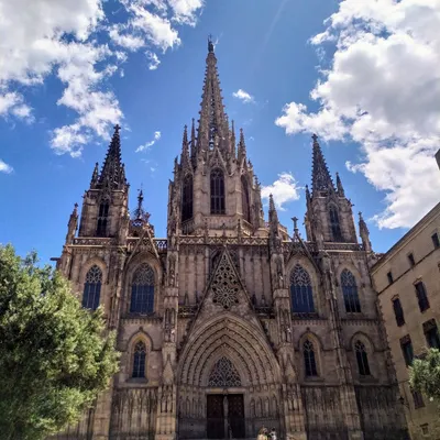 Sagrada Familia Барселона Гауди Шпилями Собор Иллюминация Sunrise Из  Испании — стоковые фотографии и другие картинки Антонио Гауди - iStock