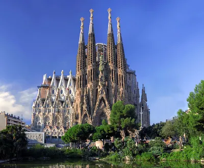 В Барселоне спустя 141 год почти закончили строительство собора Святого  Семейства