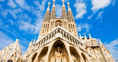 Самая большая незавершенная церковь с впечатляюшей архитектурой Гауди на  фоне восхода солнца, Барселона, Испания 📷… | Lugares preciosos, Paisajes,  Sagrada familia