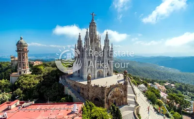 БАРСЕЛОНА, ИСПАНИЯ - 10-ОЕ ФЕВРАЛЯ: Взгляд Sagrada Familia, большого  Редакционное Изображение - изображение насчитывающей каталонский, озеро:  70404345
