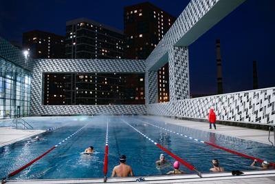 Открытые бассейны в Москве: где поплавать на открытом воздухе даже зимой и  сколько это стоит - Российская газета