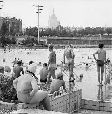 Москва\" — плавательный бассейн под открытым небом, существовавший с 1960 по  1994 в центре Москвы, на берегу Москвы-ре… | Old photos, Soviet union, Back  in the ussr