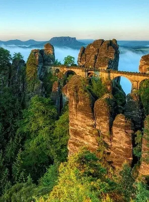 Мост, скалы Бастай и горное озеро Амзельзе в Саксонской Швейцарии, Германия