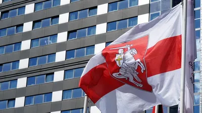 В Риге государственный флаг Белоруссии заменили на оппозиционный :: Хоккей  :: РБК Спорт