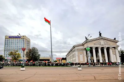 В Гомеле на новый 60-метровый флагшток торжественно подняли государственный  флаг Беларуси