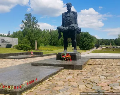 Бронзовая скульптура кузнеца Каминского. Хатынь. хатынь фото. Мемориальный  архитектурно-скульптурный комплекс «Хатынь». Великая отечественная война.  khatyn. Обои для компьютера. Фото о «Хатынь». Фотография. Фото.  Реферат.Обоикарта на карте беларуси