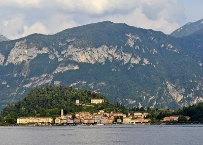 Белладжио на озере Комо недалеко от Милана Италия Стоковое Фото -  изображение насчитывающей уютный, узкий: 161109988