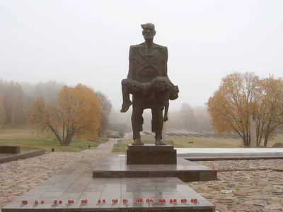 Радий Хабиров возложил цветы к мемориальному комплексу «Хатынь» в Беларуси