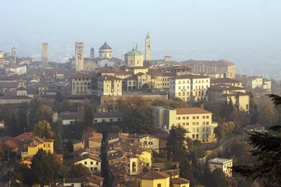 Anastasia🌿 on Instagram: “Бергамо - один из самых красивых и недооценённых  городов в Италии! Часто… | Бергамо, Туристические направления, Места для  посещения