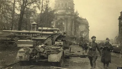 Marina Amaral on X: \"#OnThisDay in 1945, the Soviet Union announces the  fall of Berlin. Photo: Soldiers raising the flag of Soviet Union on the  roof of Reichstag building, 2 May, 1945.