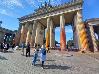 В Берлине климатические активисты обрызгали краской Бранденбургские ворота  | Европейская правда