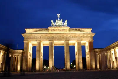 Экоактивисты залили краской Бранденбургские ворота в Берлине — Сноб