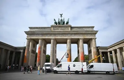 Бранденбургские ворота подсветили в цвета украинского флага - Газета.Ru |  Новости