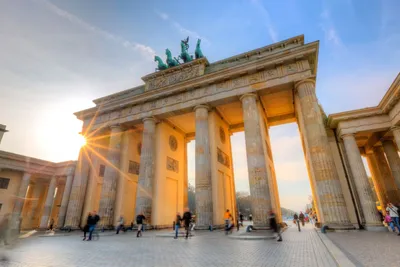 Климатические активисты разрисовали из баллончика Бранденбургские ворота в  Берлине | Октагон.Медиа