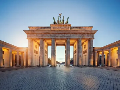 бранденбургские ворота в городе берлин в германии это бывшие городские  ворота и в настоящее время единственные оставшиеся ворота из серии через  которые когда то въезжали в берлин ворота это монументальный въезд на