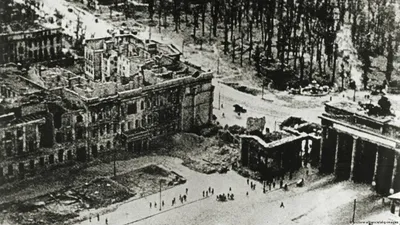 Бранденбургские ворота после войны – DW – 09.05.2020