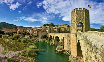 M2 Lux - Средневековый город Бесалу, Каталония.